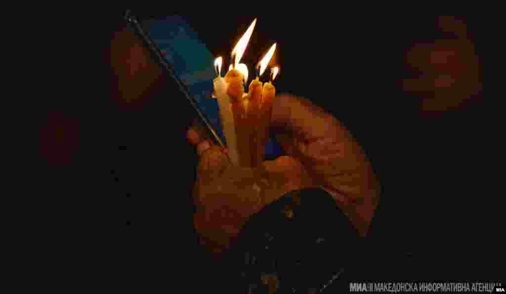 МАКЕДОНИЈА - За време на викендот, вклучително и понеделник, од петок 17 април во 16 часот, до вторник 21 април во 05 часот, се забранува движењето за сите граѓани. Останува активна забраната за движење за сите граѓани на ниво на целата територија, секој работен ден, од понеделник до петок, од 16:00 часот до 05:00 часот наредниот ден, одлучи Владата.