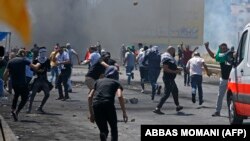 Palestinski demonstranti bacaju kamenje na izraelsku vojsku tokom sukoba u blizini jevrejskog naselja Beit El near Ramallah na Zapadnoj obali, 14. maj