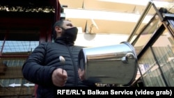 Ugostiteljski radnik u Prištini udaranjem u lonac protestuje protiv restriktivnih mera preduzetih u cilju sprečavanja širenja korona virusa, 7. novembar 2020. 