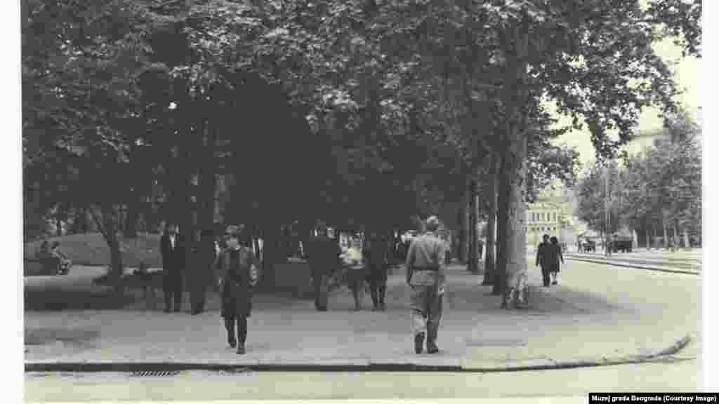 Ugao Bulevara Kralja Aleksandra (Bulevara Revolucije) i Ulice Kneza Miloša (na fotografiji levo 1955. godine) kod Pionirskog parka u razmaku od šest decenija.