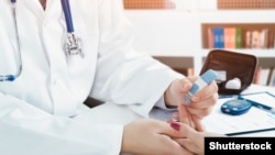 Илустрација - Мерење на нивото на глукоза во крвта за тестирање за дијабет