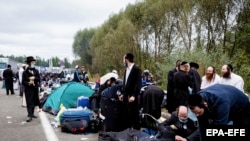 Înainte de război... a fost pandemia. Pelerini spre Uman așteptând la granița dintre Belarus și Ucraina în septembrie 2020, când Kievul impusese interdicție de intrare străinilor din cauza Covid-19.