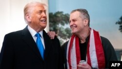 Președintele american Donald Trump îl întâmpină pe americanul Marc Fogel la Casa Albă. 