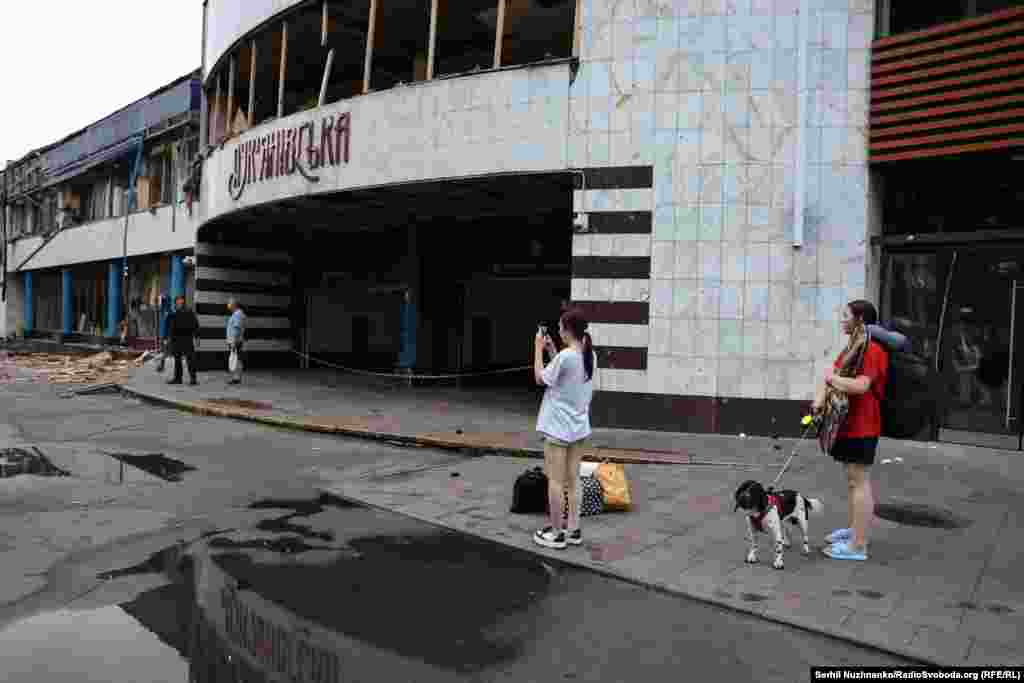 Stația de metrou Lukianivska, pe 21 iulie. Din februarie 2022, de când Kremlinul și-a lansat invazia la scară largă a Ucrainei, stația de metrou extrem de aglomerată din Kiev a fost avariată de șase ori de loviturile dronelor și rachetelor rusești.