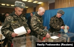 Soldați din regimentul prezidențial al Ucrainei votează la o secție de votare din Kiev pe 31 octombrie 2004.