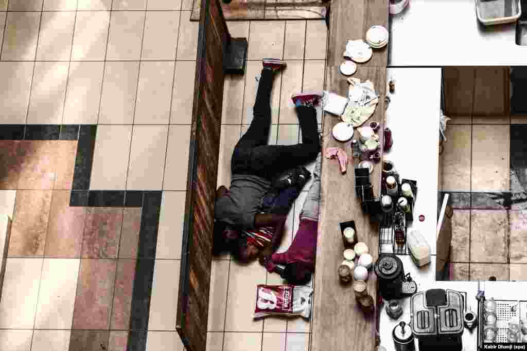 Kenija - Talačka kriza u prodajnom centru u Najrobiju, završila je smrću preko 60 ljudi. Napadači su bili pripadnici Al-Shabab grupe koja je povezana sa Al-Qaedom, 21. septembar 2013. Foto: EPA / Kabir Dhanji 