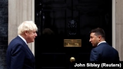 Premierul britanic Boris Johnson la întâlnirea cu președintele Volodimir Zelenski din Londra, Marea Britanie, 8 octombrie, 2020 