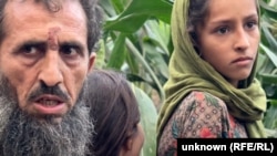 Wazir Khan (stânga) a pierdut 10 membri ai familiei din cauza cutremurului care a avut loc în estul Afganistanului pe 31 august 2025.