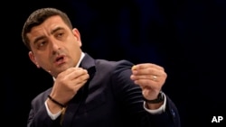 George Simion az elnöki vita közben Bukarestben 2025. május 8-án