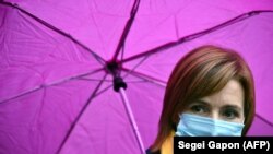 Președinta Maia Sandu, la ieșirea din secția de votare în timpul prezidențialelor din noiembrie 2020