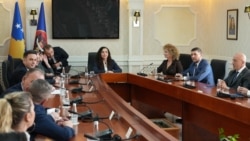 Predsednica Kosova predsedava sastankom sa liderima političkih stranaka, Priština, 31. oktobra 2025.