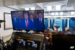 Në një ekran në Shtëpinë e Bardhë shfaqet adresimi i Trumpit drejtuar kombit.