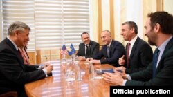 Foto nga takimi i Kryetarit të Kuvendit,Kadri Veseli dhe kryeministrit, Ramush Haradinaj me Ambasadorin e SHBA-ve, Philip Kosnett. 