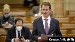 Ágostházy Szabolcs Imre, a Miniszterelnökség európai uniós fejlesztésekért felelős államtitkára egy nyilatkozatot ismertet, 2021. március 22-én