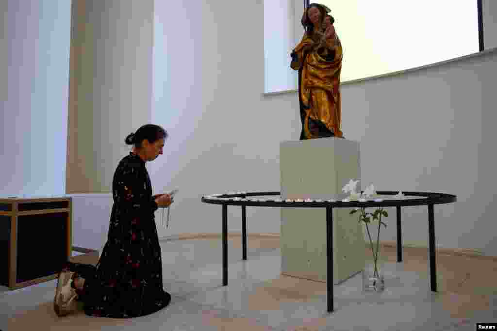 Berlin, 22 aprilie 2025 – Credincioșii i-au adus Papei un omagiu la Catedrala Sf. Hedwig din capitala Germaniei. 