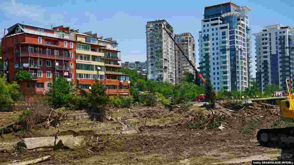 სიტუაცია ამირეჯიბის გამზირის გასწრივ - სტიქიის შემდეგ და ამჟამინდელი ინფრასტრუქტურა. 2015 წლის 13 ივნისი - 2019 წლის 12 ივნისი