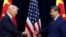 Președintele SUA, Donald Trump, și liderul chinez, Xi Jinping, se salută la începutul discuțiilor de la Busan, pe 30 octombrie.