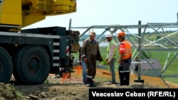 Muncitori turci pe șantierul din satul Borogani, raionul Leova, asamblând unul din cei peste 500 de piloni de pe traseul viitoarei linii de înaltă tensiune Vulcănești-Chișinău, 10 iunie 2025.
