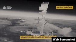 Поражение российской радиолокационной станции 48Я6-К1 «Подлет» в аннексированном Крыму. Скриншот кадра с видео ГУР МО Украины