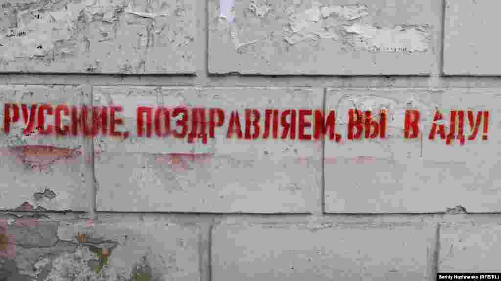 Oroszok, gratulálok, a pokolban vagytok feliratú graffiti az ukrajnai Donyecki területen lévő Nyu Jorkban 2022 áprilisában. Oroszország 2024 augusztusában jelentette be a kelet-ukrajnai város elfoglalását, de szeptemberben az ukrán hadsereg harcokról számolt be a faluban. A DeepState térképe szerint Nyu Jork október óta teljes egészében orosz megszállás alatt áll