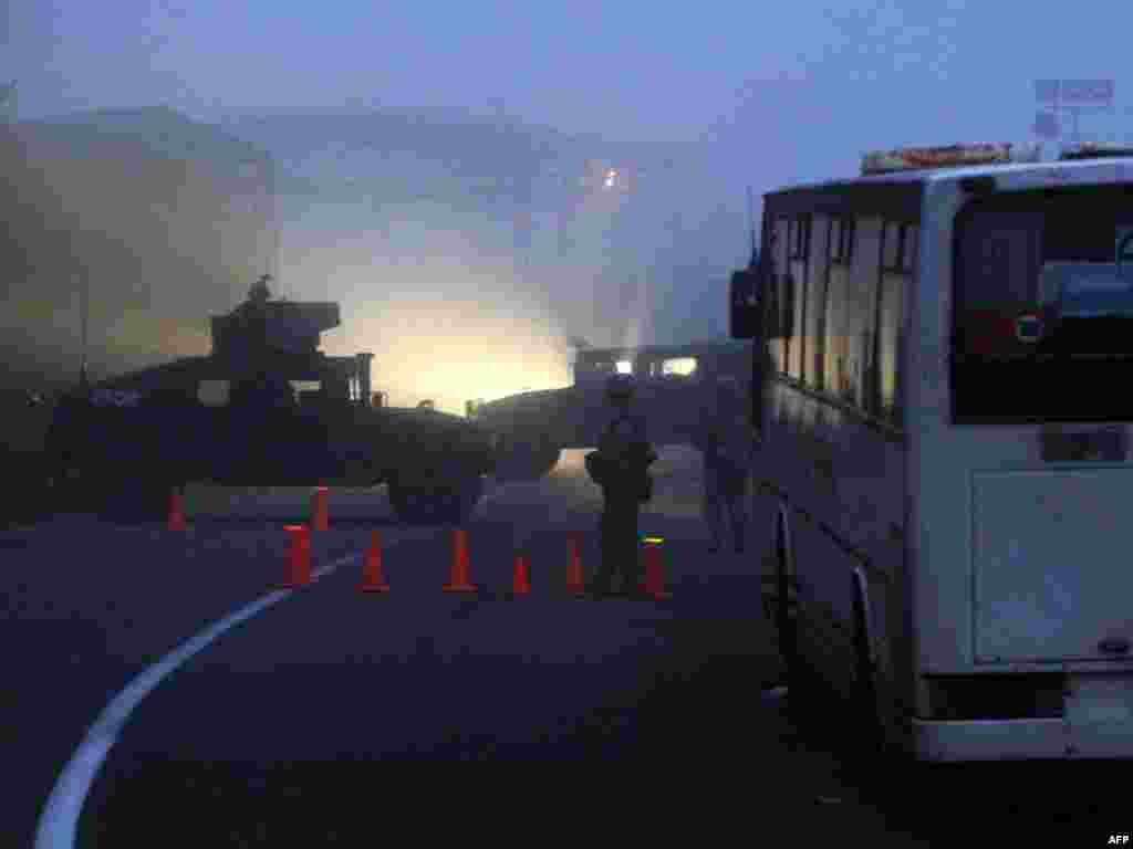 Vojnici KFOR-a na graničnom prelazu Jarinje, 28.07.2011. Foto: AFP / Saša Đorđević 