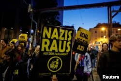 Protest împotriva FPO, cu mesajul „Afară naziștii din parlament", Viena, 29 septembrie.