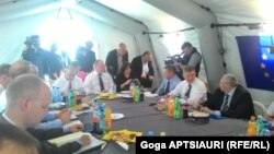 В целом сегодняшняя встреча в Эргнети выдалась самой непродолжительной по времени за многие последние месяцы. Стороны заседали в палатке переговоров всего четыре часа, хотя обычно такие встречи длятся гораздо дольше