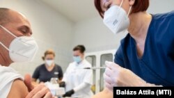 Leszkoven János nyíregyházi főorvost oltják be a koronavírus ellen 2020. december 27-én.