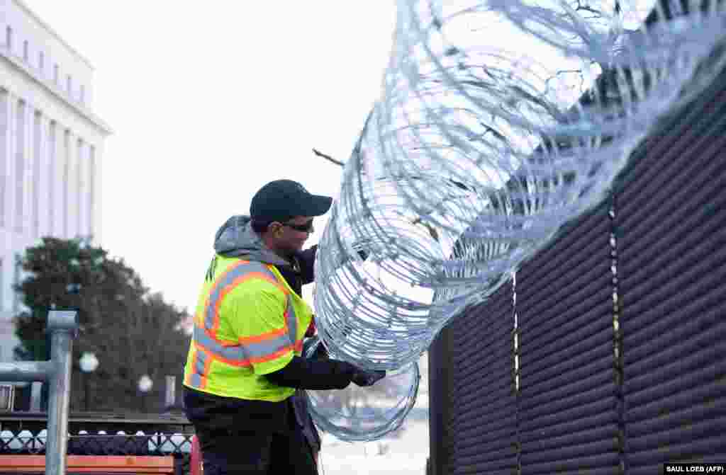 Бодликава жица поставена околу зградата на Капитол Хил.