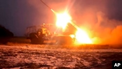 საილუსტრაციო ფოტო: რუსეთის საარტილერიო დანადგარი "გრადი" რაკეტას უშვებს კურსკში უკრაინის ჯარების პოზიციების მიმართულებით. კადრი რუსეთის ფედერაციის თავდაცვის სამინისტროს მიერ 2025 წ. 16 იანვარს გავრცელებული ვიდეოდან.