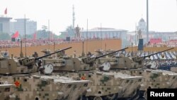 Tankok, rakéták, drónok: Kína óriási fegyverarzenállal mutatott erőt