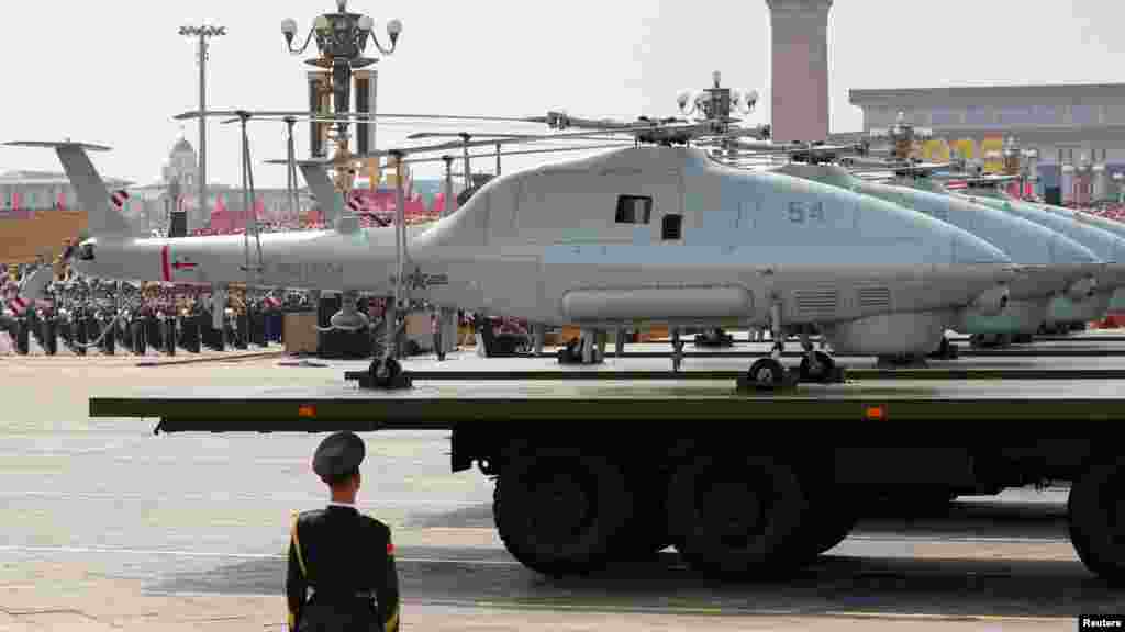 Itt pedig a tengerészet és légierő ötvözete látható, csak éppen tengerészek és pilóták sem kellenek hozzá: ezek anyahajóról felszállni képes, pilóta nélküli helikopterek