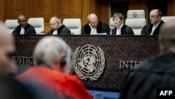 Predsjednica Međunarodnog suda pravde (ICJ) američka advokatica Joan Donoghue razgovara sa kolegama na sudu u Hagu 12. januara 2024. godine, prije rasprave o tužbi za genocid protiv Izraela