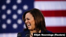 კამალა ჰარისი იღიმება ვიცე-პრეზიდენტის თანამდებობაზე მისი კანდიდატურის გამოცხადების შემდეგ თავის მშობლიურ ქალაქ ოუკლენდში, კალიფორნიაში, 2019 წელს.