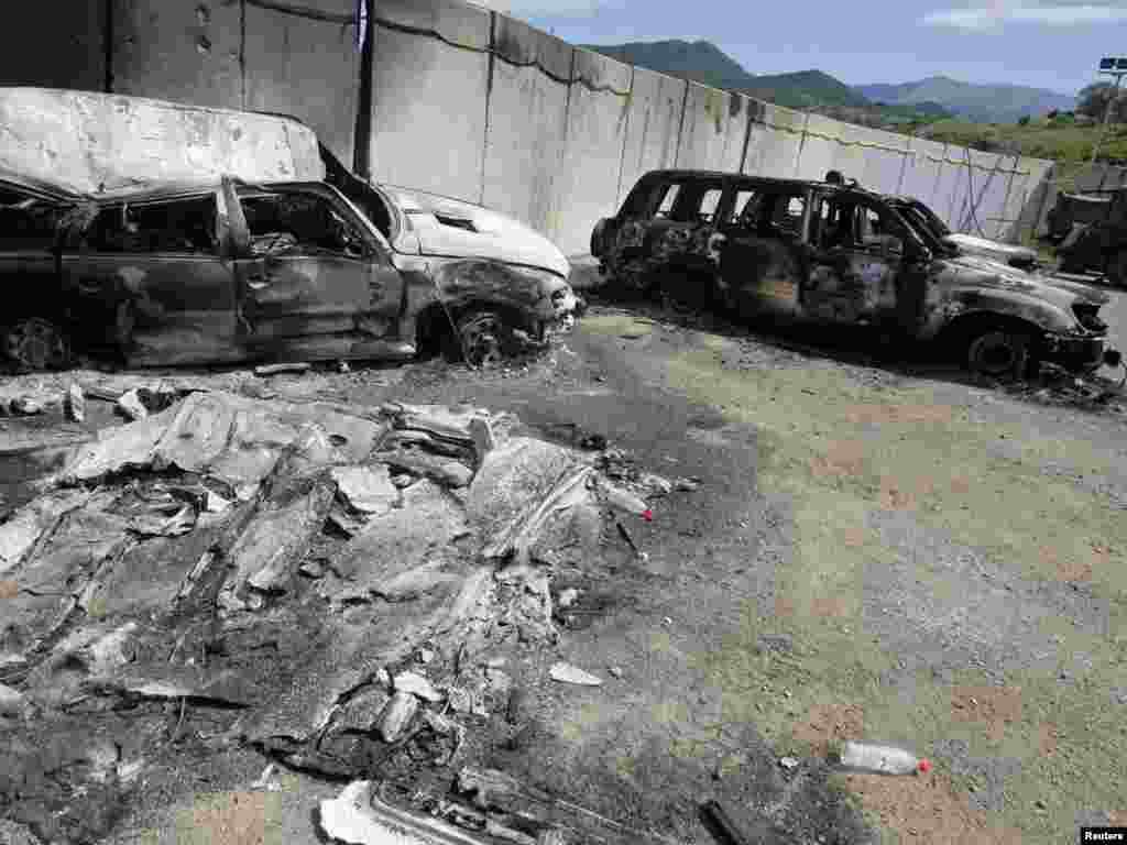 Zapaljeni automobili kosovske policije na granici Kosova i Srbije u Jarinju, 28. jul 2011. 