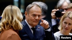 Premierul polonez, Donald Tusk, de vorbă cu Kaia Kallas, șefa politicii externe și de securitate europene (dreapta) și prim-ministra letonă, Evika Silina, la summitul european pentru apărare, de la Bruxelles, 6 martie 2025