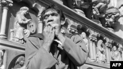 Американският актьор Антъни Куин в ролята на Квазимодо, заснет на снимачната площадка на 12 юли 1956 г.