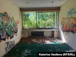 Една от многото еднотипни стаи в резиденция „Банкя“