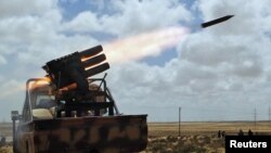 Pobunjenici ispaljuju rakete prema snagama lojalnim Muameru Gadafiju u blizini istočnog grada Brega, 31. mart 2011.