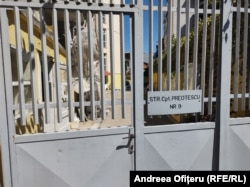 Intrarea de la „Floria Capsali” și „Dinu Lipatti” este separată, deși împart aceeași curte.