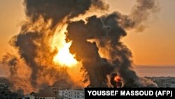 Пожар беснеше на изгрејсонце во Кан Јуниш по израелскиот воздушен напад врз цели во јужниот појас Газа. 12 мај 2021 година.