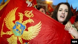 Pristalice nezavisnosti Crne Gore tokom mitinga za nezavisnost u centru Podgorice, 18. maj 2006.