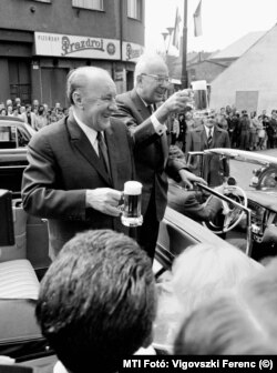 Kádár János a magyar, és Gustáv Husák a csehszlovák kommunista párt vezetői 1974-ben Pilzenben