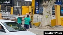 Група луѓе крадат бандера во скопската населба Чаир на 16 август 2020