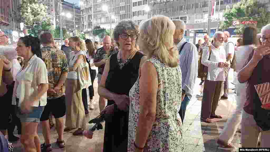 Sa razglasa su puštane pesme koje je Gabi Novak izvodila sama, ali i one koje je pisao i sa njom izvodio njen suprug, čuveni hrvatski kompozitor i pevač Arsen Dedić.