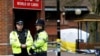 Policija je u ponedjeljak i dalje bila oko tržnog centra gdje su Skripal i njegova kćerka pronađeni otrovani