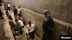 Légiriadó Izraelben; az emberek próbáltak biztonságos helyre húzódni, amikor megszólaltak a rakétatámadásra figyelmeztető szirénák 2024. október 1-jén