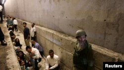 Oamenii se adăpostesc în timp ce sirenele de raid aerian sună în totă țara, în timpul atacului cu rachete balistice al Iranului împotriva Israelului, 1 octombrie 2024.