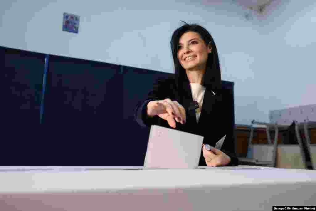 Lavinia Şandru a votat duminică dimineaţa, imediat după ora 7.00, la Colegiul Dimitrie Cantemir din Capitală.La ieşirea din secţia de votare, ea a spus că a votat „pentru România reală”.Lavinia Şandru i-a îndemnat pe români să iasă la vot.