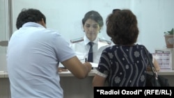 Таможенники проверяют паспорта граждан. Иллюстративное фото.